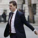 Caso Epstein, terremoto nel governo Starmer: silurato il massimo funzionario del Foreign Office dopo rivelazioni su Mandelson