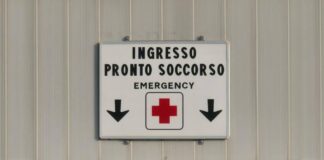 Chieti, difende il figlio durante una lite e viene colpito con un pugno: 50enne in coma