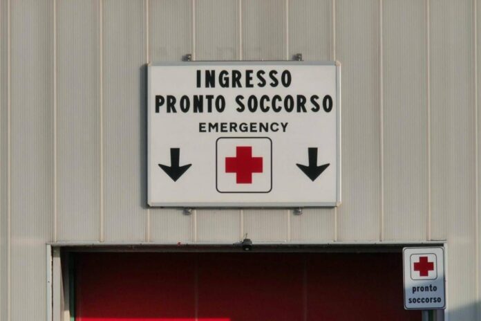 Chieti, difende il figlio durante una lite e viene colpito con un pugno: 50enne in coma