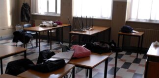 “Dammi le sigarette o sparo”, studente punta la pistola contro un professore