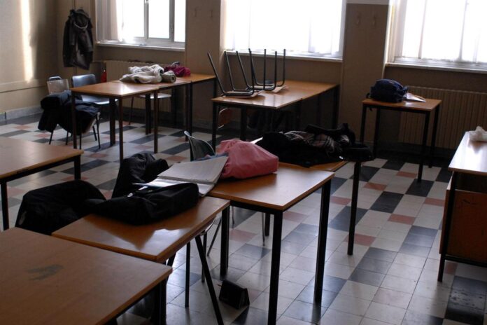 “Dammi le sigarette o sparo”, studente punta la pistola contro un professore