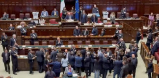 Dl sicurezza, opposizioni occupano banchi governo in segno di protesta