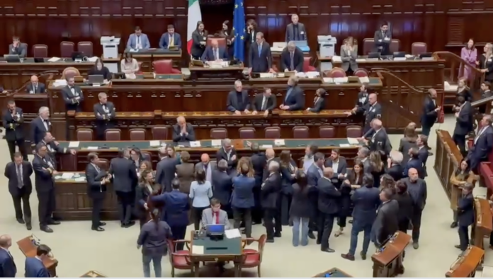 Dl sicurezza, opposizioni occupano banchi governo in segno di protesta