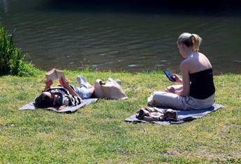 Ecco il caldo record sull’Italia, picchi fino a 28°C: le previsioni meteo