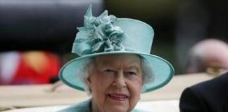 Elisabetta II e la passione per canto, quella volta in cui si esibì sulle note di ‘Dancing Queen’ degli Abba