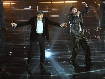 Gianni Morandi show a Milano, a sorpresa arriva Tredici Pietro: il duetto dopo Sanremo