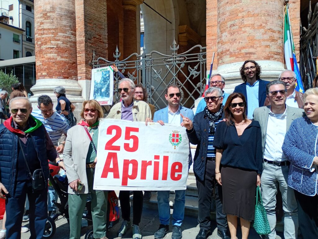 Giovanni Rolando nella foto al centro con onello, Dal Prà Caputo, consiglieri comunali, Battilana segretario cittadino, Formisano, Alessandra Moretti europarlamentare, Lorella Baccarin...