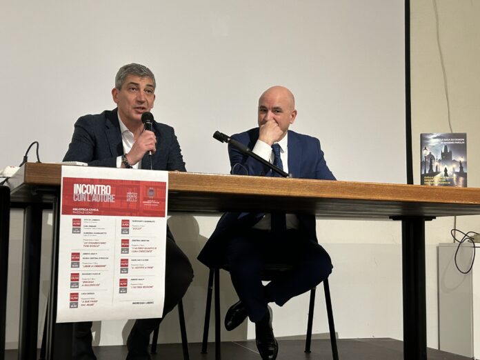 Discesa a Malebolge: sindaco di Montebello Dino Magnabosco introduce Massimo Parolin Discesa a Malebolge: sindaco di Montebello Dino Magnabosco introduce Massimo Parolin