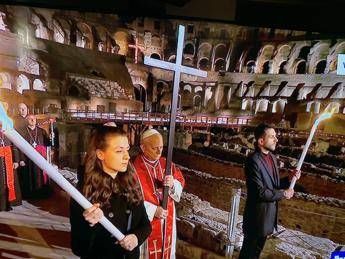 La prima Via Crucis di Papa Leone, porta la croce per tutte le quattordici stazioni