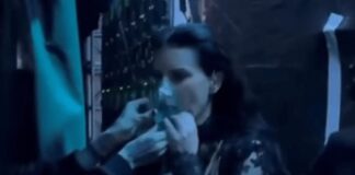 Laura Pausini si sente male, ferma il concerto a Quito, in Ecuador, e si fa portare l’ossigeno sul palco