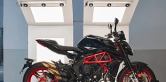 MV Agusta, la Brutale 800 si veste di “Nero Carbonio”