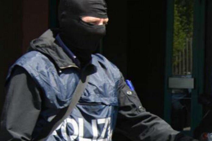 Materiale jihadista e manuale per la fabbricazione armi: arrestato 16enne