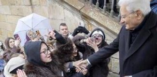 Mattarella a Praga, i ragazzi entusiasti lo salutano con l’Inno di Mameli