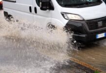 Nubifragio su Roma, strade allagate e traffico in tilt: giornata da incubo