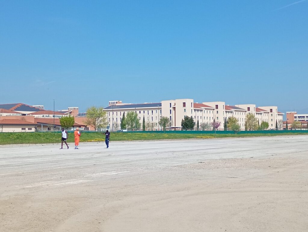 Parco della Pace a Vicenza, sulla sfondo della base Del Din passeggiano alcuni cittadini lungo il viale cementato e in attesa di nuovo utilizzo al posto dell'ex aeroporto Dal Molin (foto Giovanni Battista Rolando)