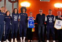 Il calcio resta fuori ma il Famila Schio riporta il Basket femminile italiano al Mondiale Schio con 4 atlete (a sinistra nella foto prima dlla sindaca Marigo) riporta il Basket femminile italiano al Mondiale