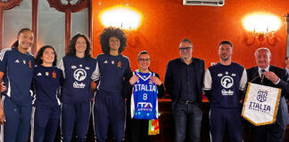 Il calcio resta fuori ma il Famila Schio riporta il Basket femminile italiano al Mondiale Schio con 4 atlete (a sinistra nella foto prima dlla sindaca Marigo) riporta il Basket femminile italiano al Mondiale