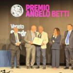 Premio Betti a Vinitaly, Sandro Gini simbolo del Soave tra tradizione e innovazione VinItaly, Premio Betti a Sandro Gini