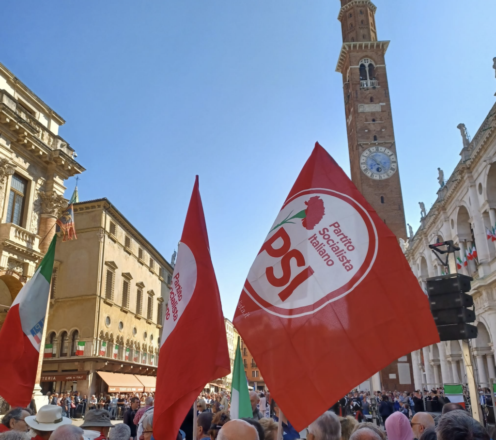 25 aprile a Vicenza nel 2026, le bandiere del Psi in piazza dei Signori