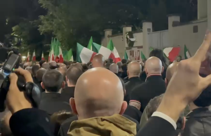 Saluti romani a fine corteo per Ramelli a Milano Saluti romani a fine corteo per Ramelli a Milano