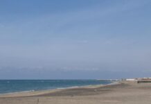 Si tuffa dal pontile e muore: mistero su un giovane senza documenti a Ostia