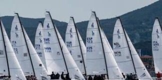 Svi 2026, le prime imbarcazioni doppiano lo scoglio di Capri e tornano verso Livorno