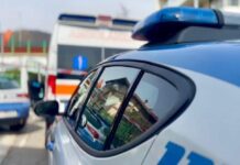 Tenta di strangolare la compagna, vittima è in diretta social: salvata dalle amiche