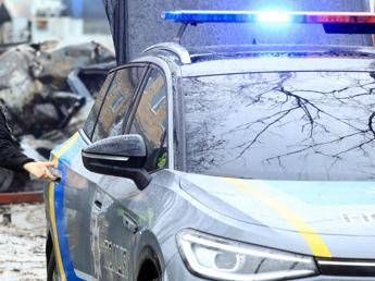 Ucraina, uomo apre il fuoco in un supermercato a Kiev. “Diversi morti”