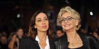 Un mese senza Enrica Bonaccorti, il gesto di Renato Zero al concerto: l’abbraccio con Verdiana