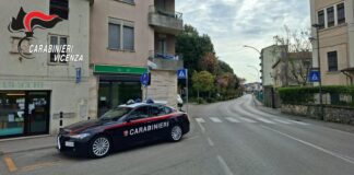 Schio, aggredisce la ex e ferisce con un machete il padre di lei: arrestato per tentato omicidio un 22enne carabinieri schio tentato omicidio