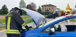 Grumolo delle Abbadesse, auto si ribalta dopo incidente: ferite due persone. Intervento dei vigili del fuoco incidente grumolo delle abbadesse