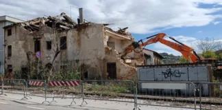 Vicenza, il Comune: iniziato abbattimento dell’edificio pericolante in via Baracca via baracca vicenza demolizione edificio pericolante