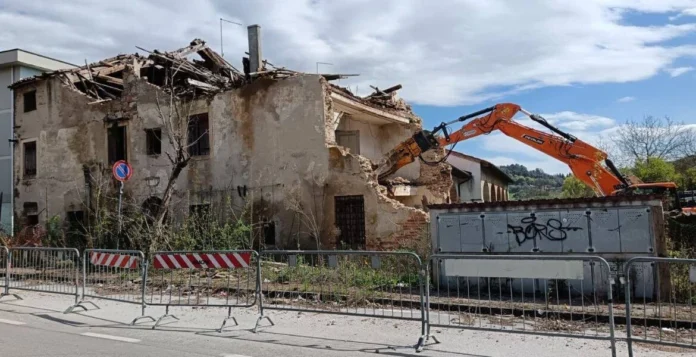 via baracca vicenza demolizione edificio pericolante