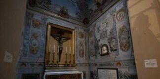 Angelo di San Lorenzo in Lucina, nuove polemiche: ora somiglia a Marina Berlusconi?