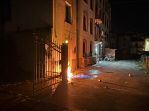 Attentato incendiario a Enego contro Adriano Cappellari (foto da Il Giornale di Vicenza)