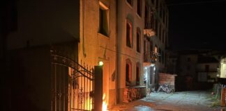 Attentato incendiario a Enego contro Adriano Cappellari, politica e istituzioni difendono il giovane cronista minacciato Attentato incendiario a Enego contro Adriano Cappellari (foto da Il Giornale di Vicenza)