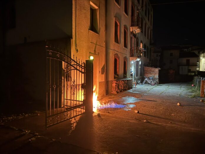 Attentato incendiario a Enego contro Adriano Cappellari (foto da Il Giornale di Vicenza) Attentato incendiario a Enego contro Adriano Cappellari (foto da Il Giornale di Vicenza)