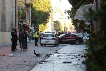 Auto sulla folla a Modena, gravi ma stabili le condizioni di quattro feriti