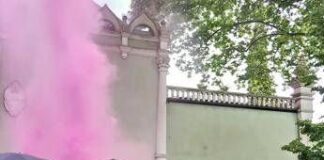 Biennale Arte, blitz delle Pussy Riot al padiglione russo: lanciati fumogeni