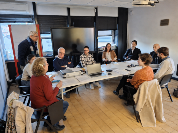 La riunione di firma dell'Atto costitutivo del Centro Studi Luigi Faccio: da sx in senso orario Marina Petroni, Anna Bertoncello, Luigi Poletto, Carlo Rela, Francesco Zanni, Cristina Malavolta, Erik Sortinelli, Claudio Rizzato, Stefano Poggi e Chiara Bonin (foto di origine composte con l'AI con prompt di VicenzaPiù)