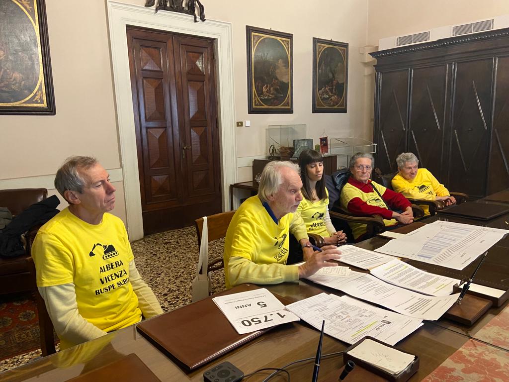 Comitato Albera Bretella Sp 46 tangenziale, una delle mille inziative di Gianni Rolando con Fiorenzo Donadello e altri attiviti del Comitato per l'Albera