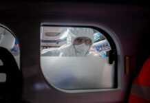 Covid in Francia, impennata di casi con febbre alta e forti emicranie: i nuovi sintomi