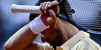 Djokovic ‘nervoso’ agli Internazionali: il gesto… verso il cielo