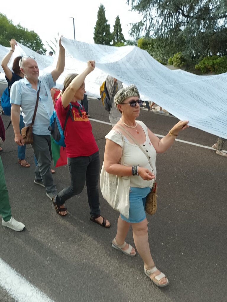 Enrico Zogli, Irene Rui e altri militanti di Rifondazione comunista di Vicenza in corteo col sudario