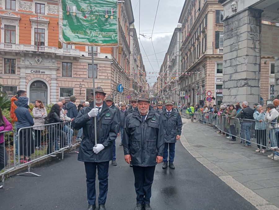 Presidente ANA Valdagno Enrico Crocco alla sfilata nazionale degli alpini a Genova