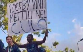 “I derby mettili nel c…”: Procura Figc apre fascicolo su striscione anti-Milan di Thuram nella festa scudetto dell’Inter