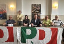 Caso Flotilla, Progetto Civico Italia con Alessandro Onorato (Pd Roma) e Sara Baldinato (csx Vicenza) oscura appello di Corrado Battilana a Schlein La conferenza del Pd di Vicenza sulla Flotilla: oltre ad altri militanti seduti da sx Federico Formisano, la militante Francesca Rossella Tolio, il segretrio cittadino Corrado Battilana, il suo vice Valter Bettiato Fava