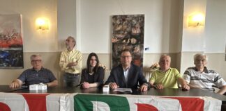 Caso Flotilla, Progetto Civico Italia con Alessandro Onorato (Pd Roma) e Sara Baldinato (csx Vicenza) oscura appello di Corrado Battilana a Schlein La conferenza del Pd di Vicenza sulla Flotilla: oltre ad altri militanti seduti da sx Federico Formisano, la militante Francesca Rossella Tolio, il segretrio cittadino Corrado Battilana, il suo vice Valter Bettiato Fava