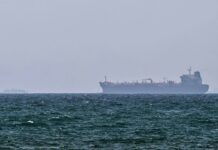 Iran, Pasdaran: “Petroliera con 2 milioni di barili greggio urta mina a Hormuz, nave in fiamme”