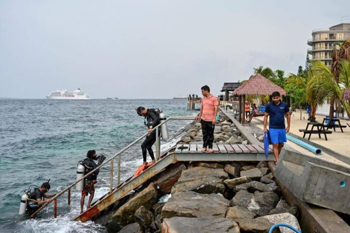 Italiani morti alle Maldive, missione internazionale finita: materiale recuperato consegnato a polizia